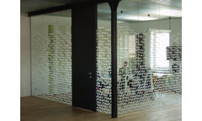 30m² polepů v kancelářích společnosti Artspect, a.s. Jedna z ukázek použití řezané grafiky v moderním interiéru...